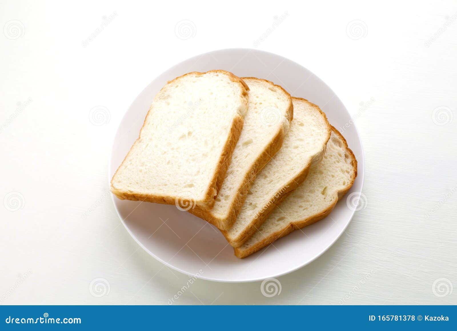 the close-ups of the sliced bread